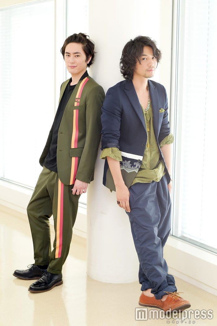 (左から)間宮祥太朗、斎藤工(C)モデルプレス