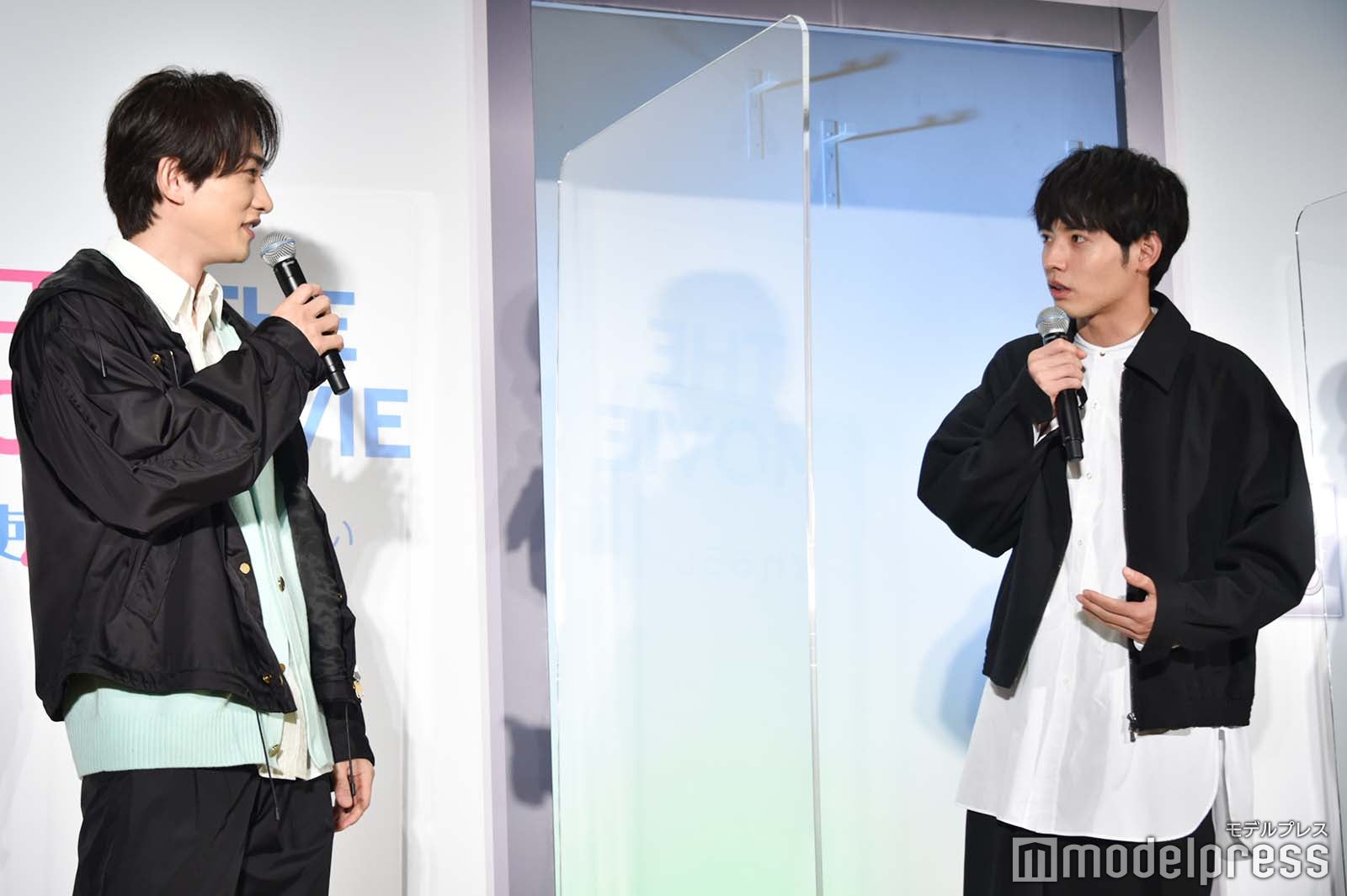 町田啓太から“抜けていた”エピソードを明かされる赤楚衛二（C）モデルプレス