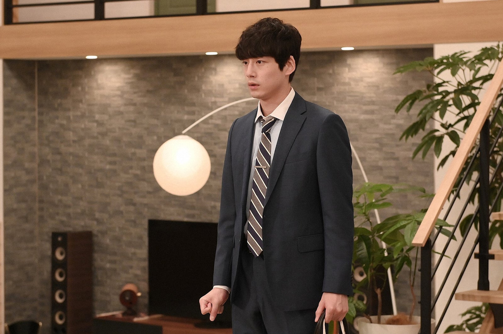 坂口健太郎／「婚姻届に判を捺しただけですが」第2話より（C）TBS