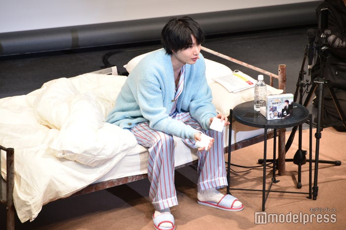 ツンデレカルタの説明をする桜田通(C)モデルプレス