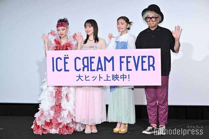 (左から)詩羽(水曜日のカンパネラ)、吉岡里帆、松本まりか、千原徹也監督(C)モデルプレス