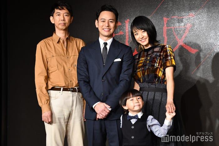 貫井徳郎氏、妻夫木聡、小岸洸琉、井上真央 (C)モデルプレス