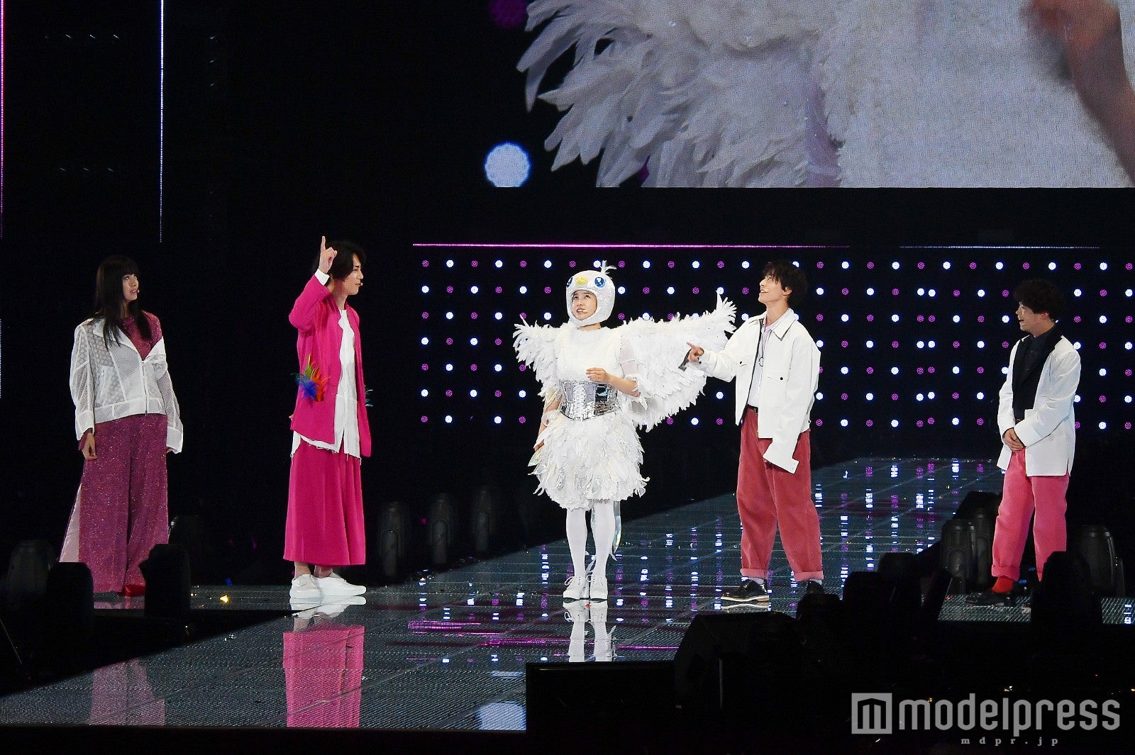 ステージ頭上を飛ぼうとする土屋太鳳（C）モデルプレス