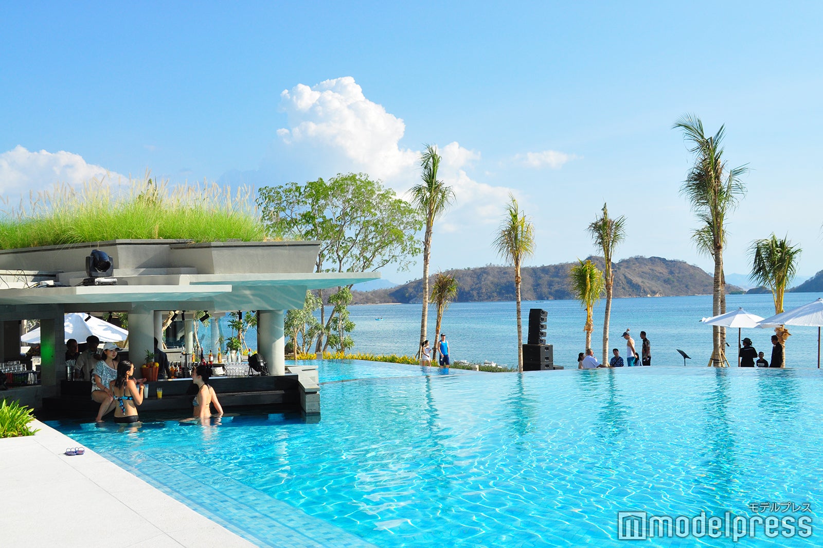 脇にはプールバーが（C）モデルプレス