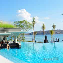 脇にはプールバーが(C)モデルプレス