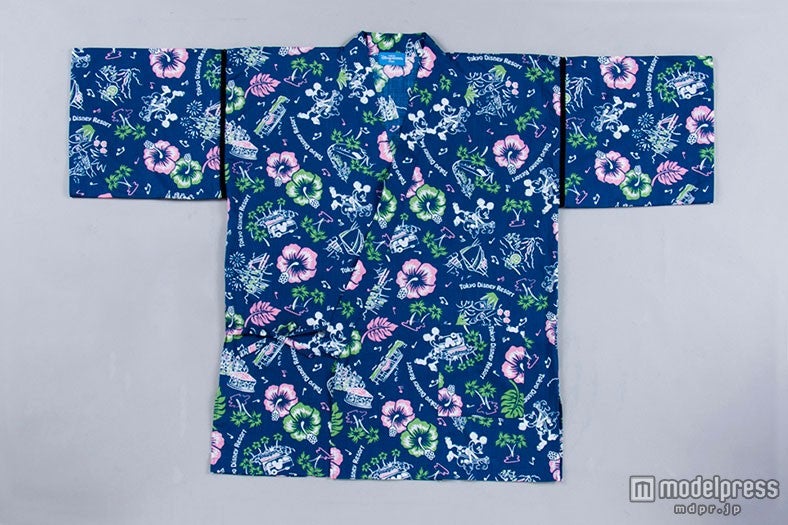 ハワイアン柄のじんべい（上）（C）Disney