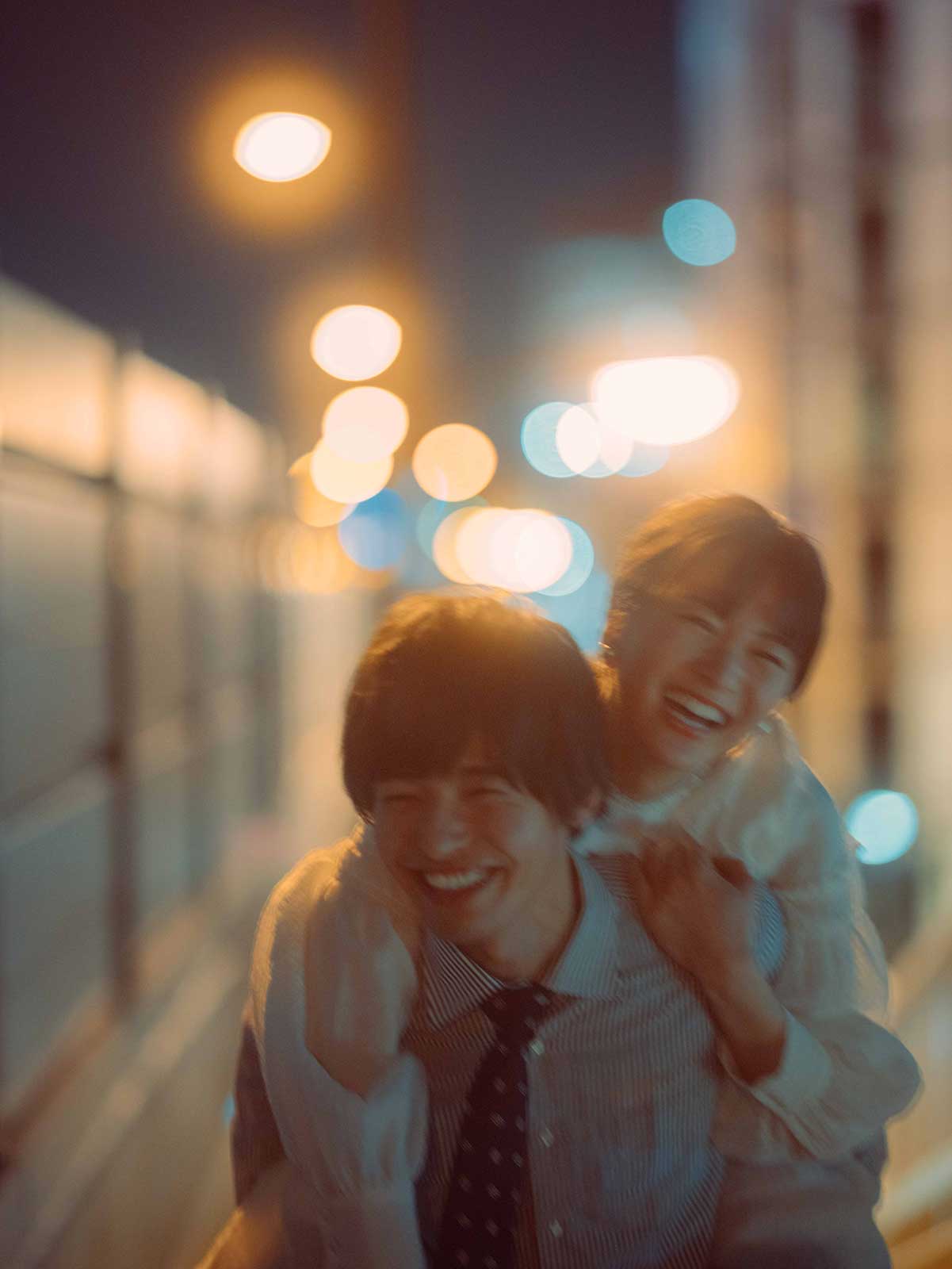 岡崎紗絵、写真集を脚本家書下ろしの“恋愛ドラマ仕立て”に「夜の公園や歩道橋のシーンは特にドキドキ」