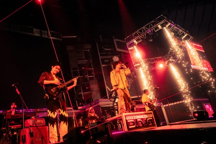 バンドで魅せるAぇ! group「Aぇ! group LIVE TOUR 2025 D.N.A」横浜アリーナ公演より/撮影:田中聖太郎(提供写真)