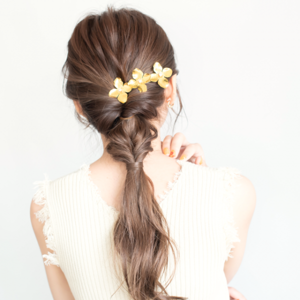 くるりんぱでヘアアレンジの幅が広がる 簡単おしゃれな大人向けスタイル集 モデルプレス くるりんぱでヘアアレンジの幅が広がる 簡単おしゃれな大人向けスタイル集 モデルプレス