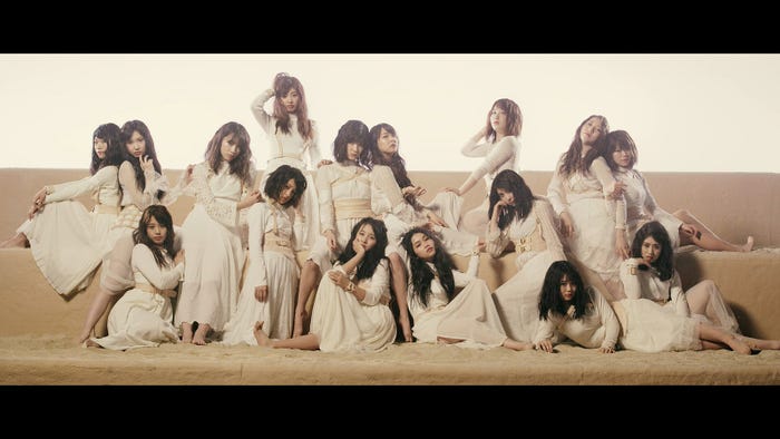 「点滅フェロモン」MVより (C)AKS