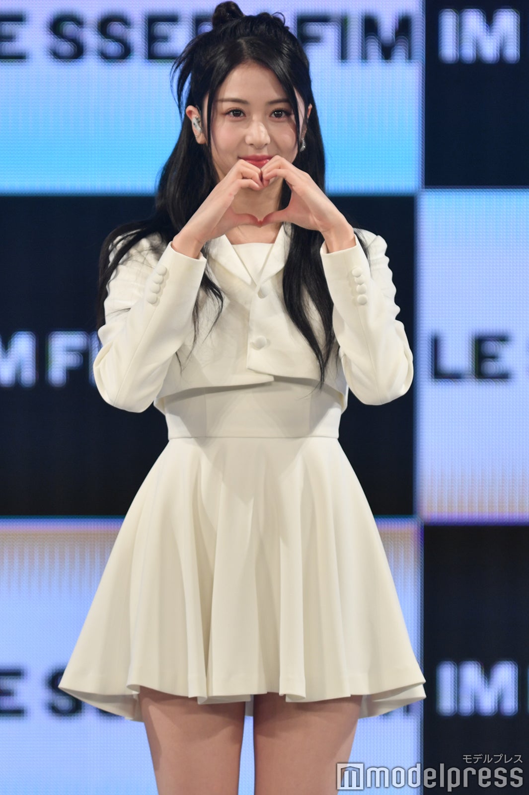 ハートポーズが可愛いYUNJIN （C）モデルプレス