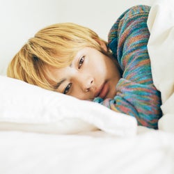 “神尾楓珠の朝”が悶絶級キュート 布団で猫と戯れる<独占カット到着>