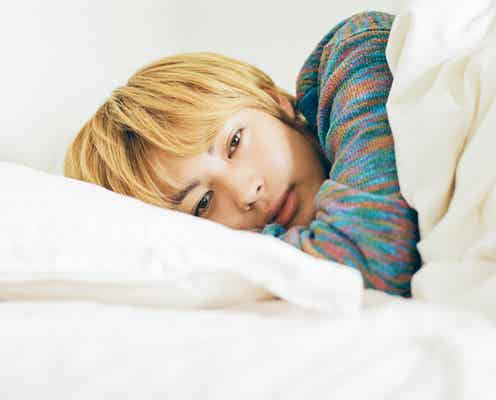 “神尾楓珠の朝”が悶絶級キュート 布団で猫と戯れる<独占カット到着>