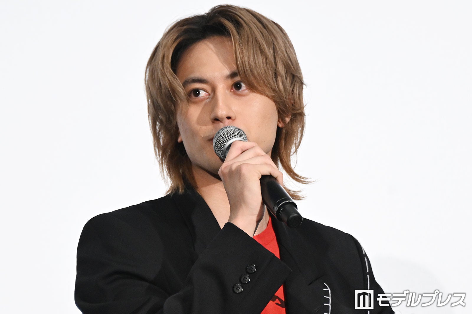 向井康二のサプライズ登場を事前に本人から聞かされていたことをバラす小島健（C）モデルプレス
