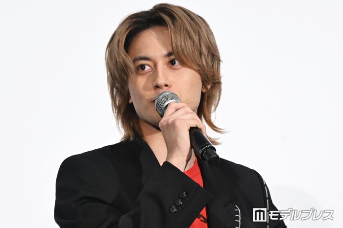 向井康二のサプライズ登場を事前に本人から聞かされていたことをバラす小島健(C)モデルプレス