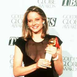 1991年、映画『羊たちの沈黙』でゴールデングローブ賞主演女優賞を受賞したときのジョディ。胸元がセクシーです！Newscom ／ Zeta Image