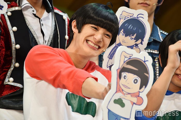 アニメ「おそ松さん」のキャラクターデザインを手掛ける浅野直之氏が描き下ろしたイラストに「鼻がでかい!悪意」とクレームをつけた高崎翔太 (C)モデルプレス