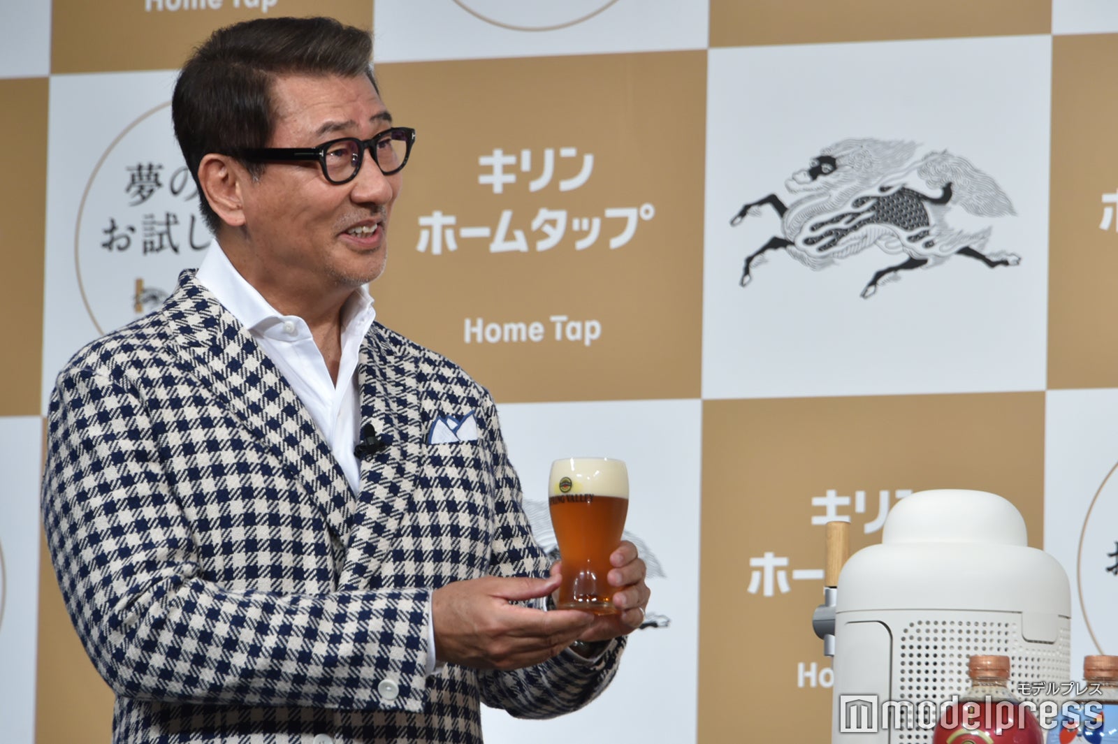 最高の比率で注ぎが成功し満足げな表情を見せる中井貴一 （C）モデルプレス