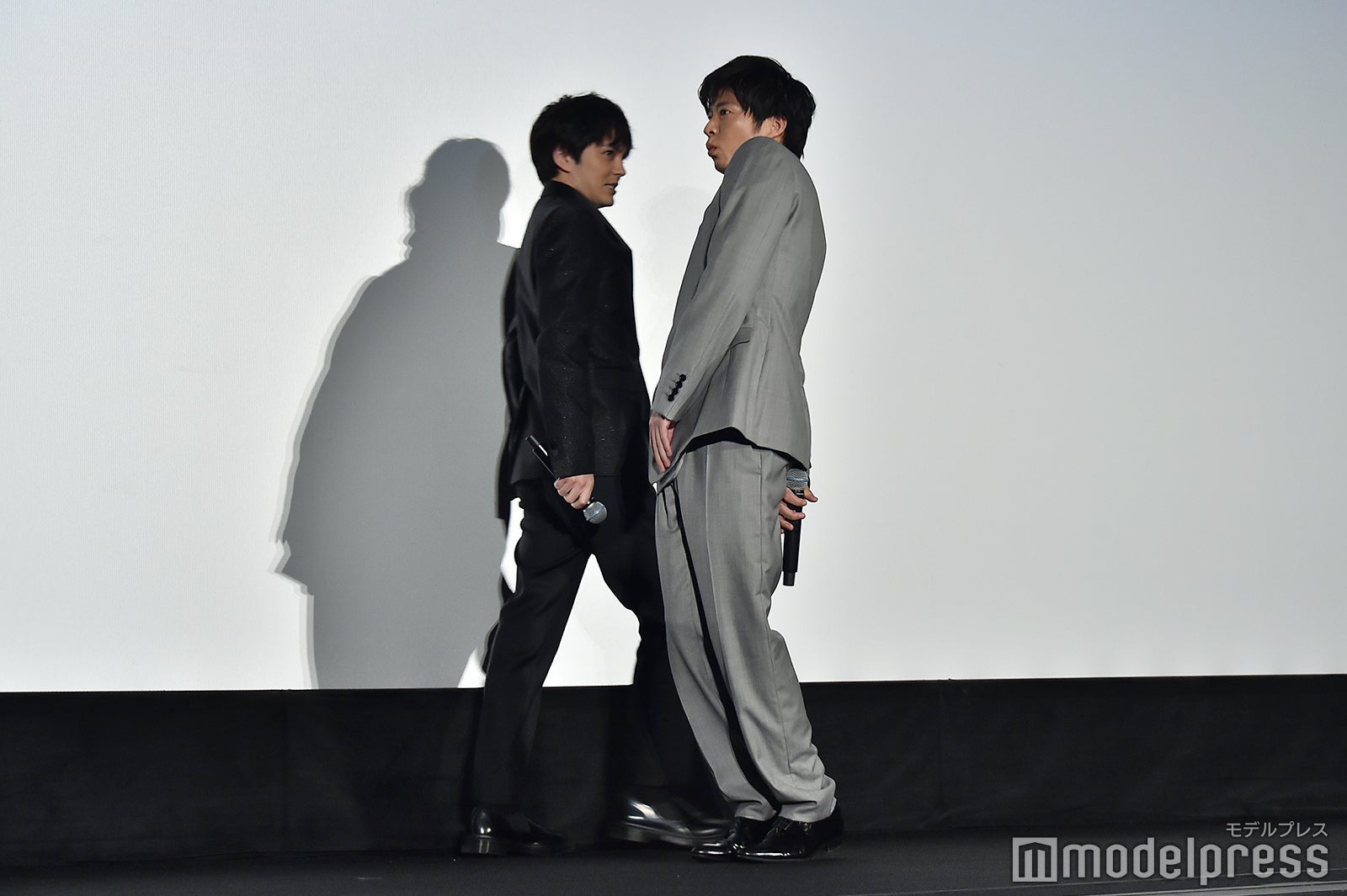 林遣都（左）の登場を妨げてみる田中圭（右）／（C）モデルプレス