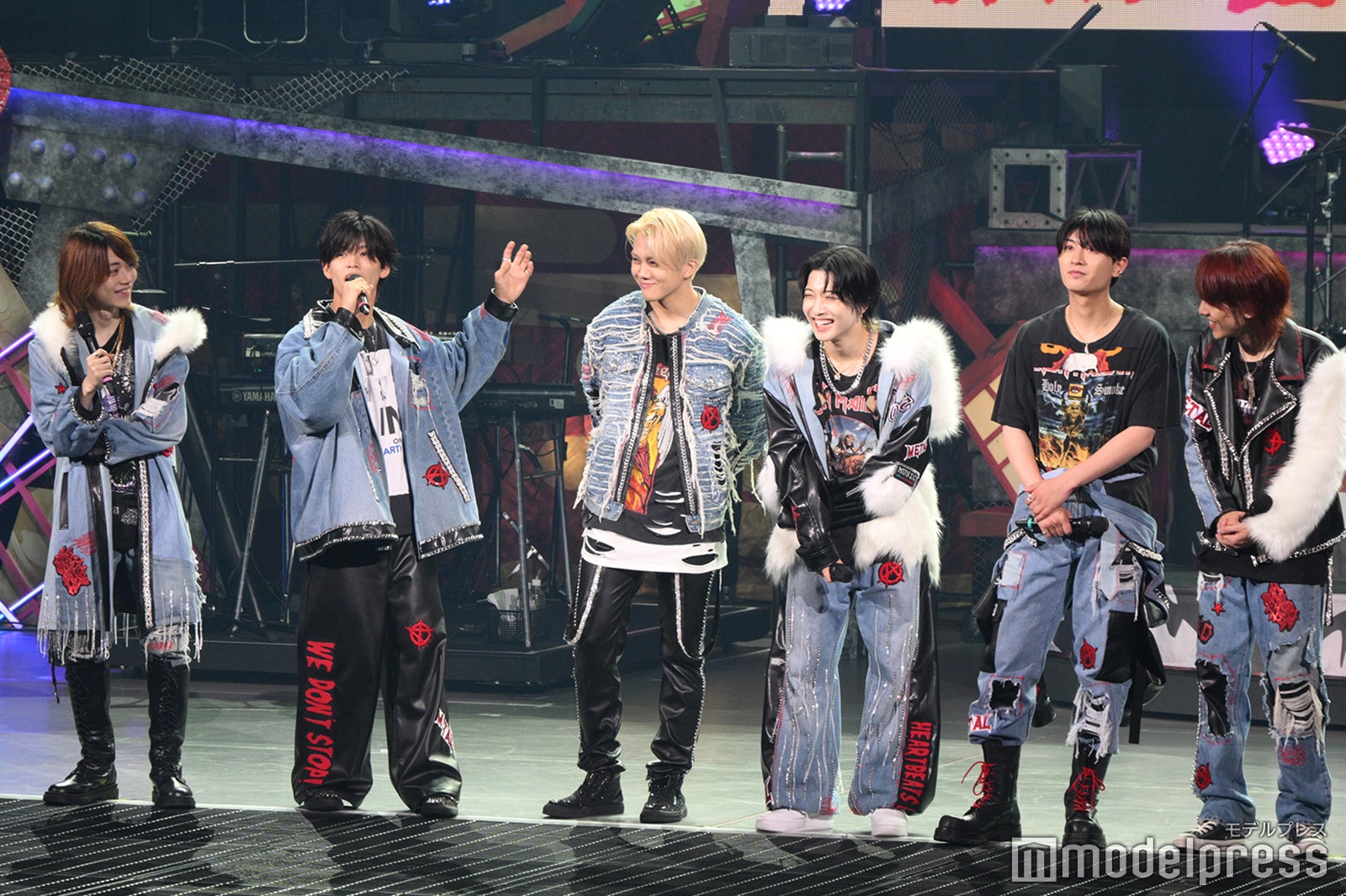 菅田琳寧のコメントを優しく見守るメンバー（C）モデルプレス