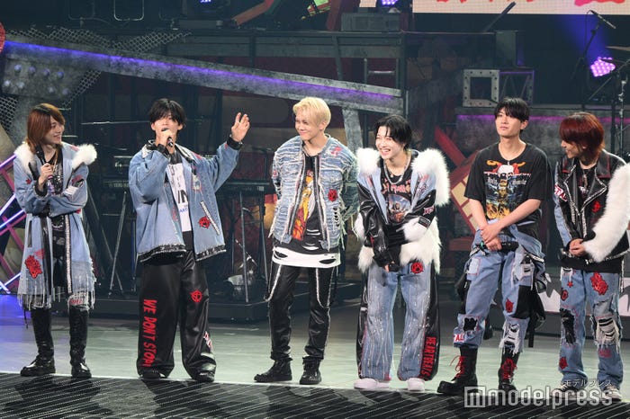 菅田琳寧のコメントを優しく見守るメンバー(C)モデルプレス