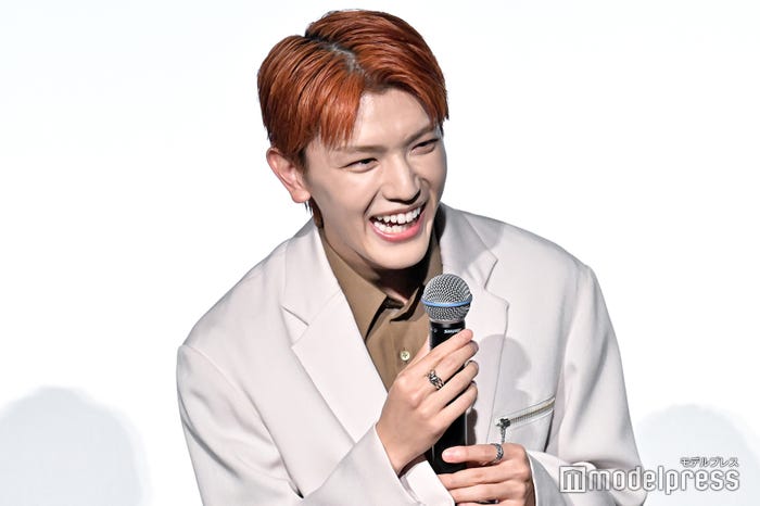 笑顔を浮かべる高塚大夢(C)モデルプレス
