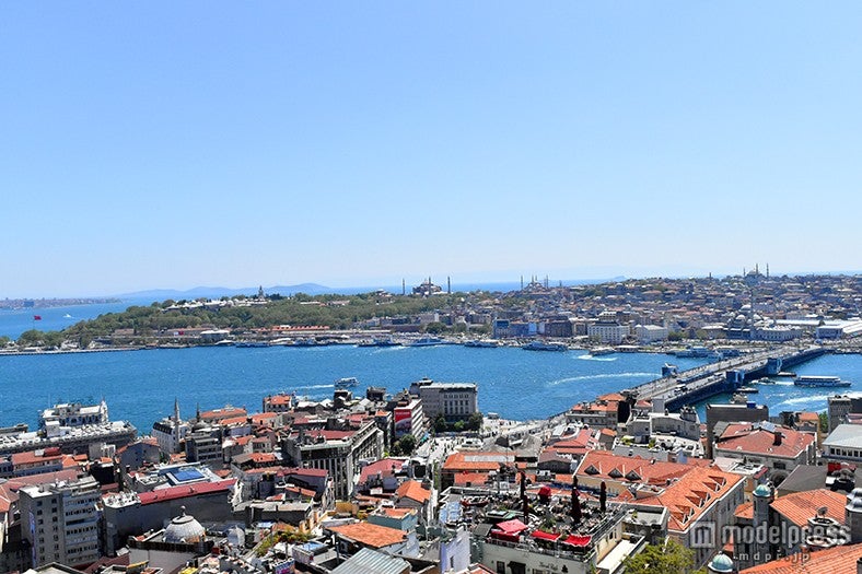 （写真右）歩いて渡ることも出来るガラタ橋