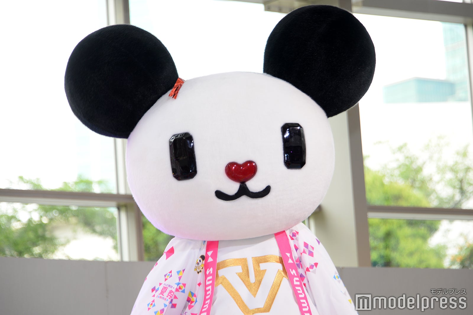 銀テープが頭に乗っかってしまったが気づかないゴーちゃん。（C）モデルプレス