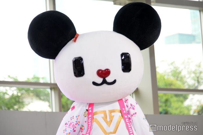 銀テープが頭に乗っかってしまったが気づかないゴーちゃん。(C)モデルプレス