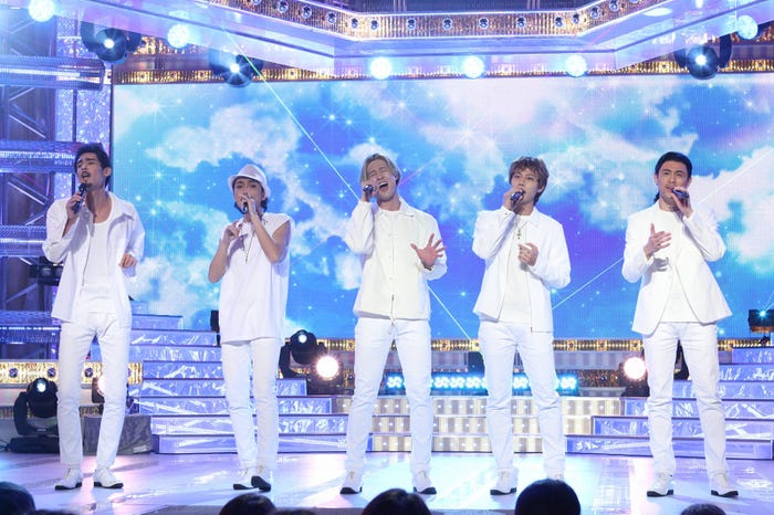 SOLIDEMO(左から:木全寛幸、佐々木和也、シュネル、手島章斗、向山毅) (C)フジテレビ