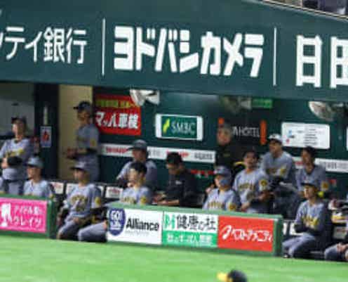 阪神 近本光司が九回のベンチで見せた姿勢 分厚い資料を手に相手を見つめる 第3戦へつながる一打も