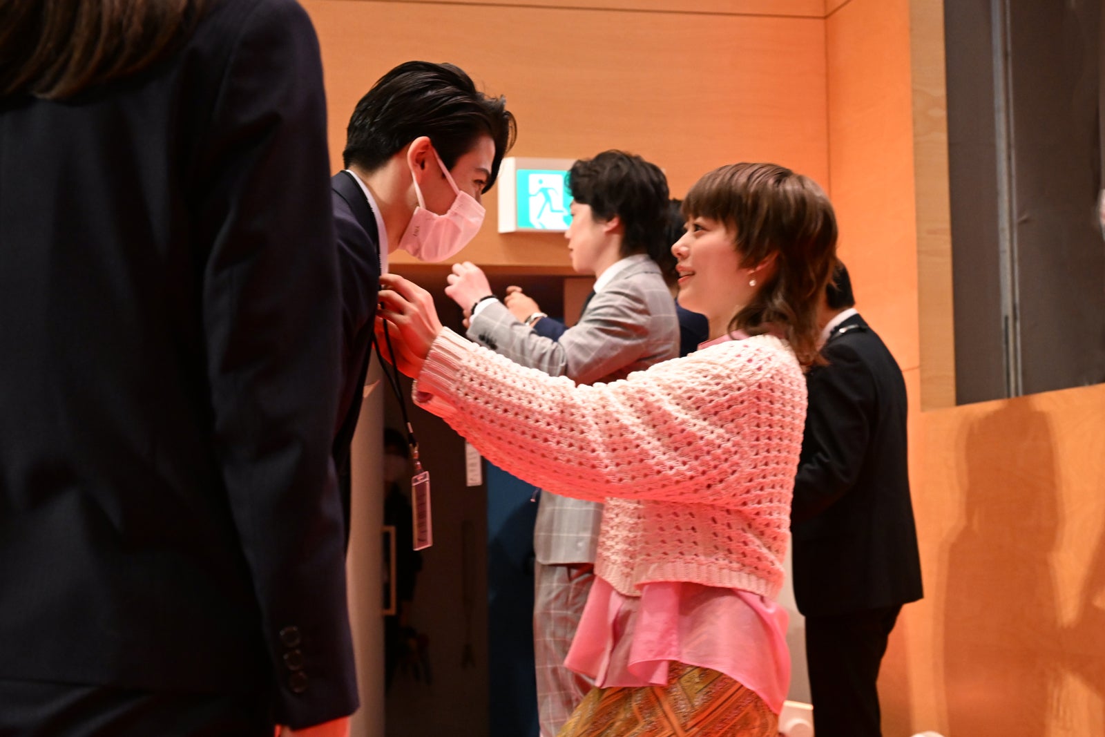 新入社員の首に社員証を掛ける高畑充希（C）テレビ朝日