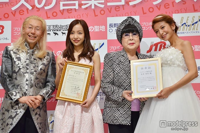 (左から)假屋崎省吾氏、板野友美、桂由美氏、大石参月