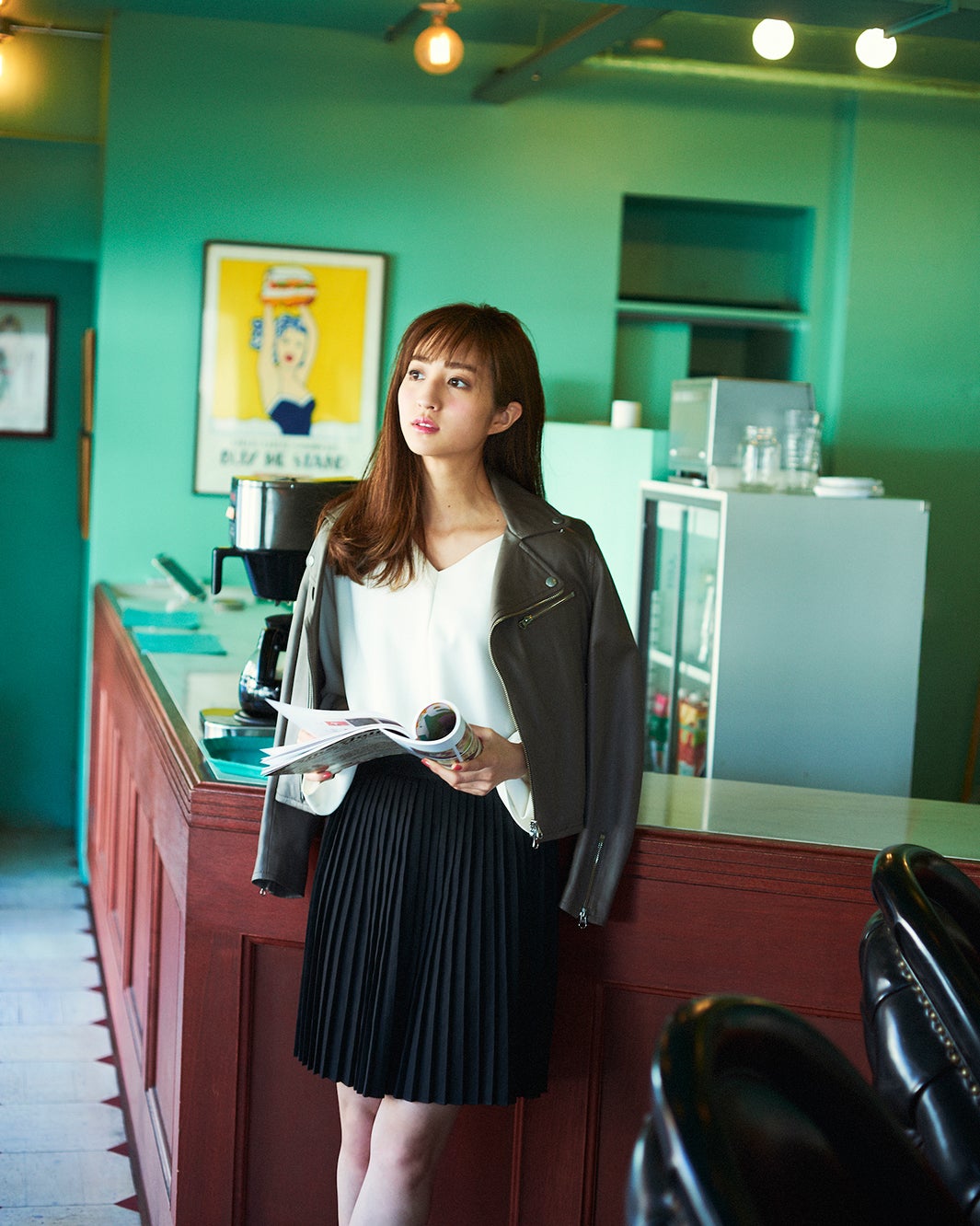 プリーツスカート￥2,999／H＆M（H＆M カスタマーサービス）　ライダースジャケット￥49,000／アクアガール　ブラウス￥1,990／GU（C）TOPLOG