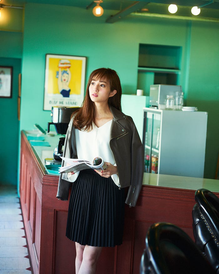 プリーツスカート¥2,999/H&M(H&M カスタマーサービス) ライダースジャケット¥49,000/アクアガール ブラウス¥1,990/GU(C)TOPLOG