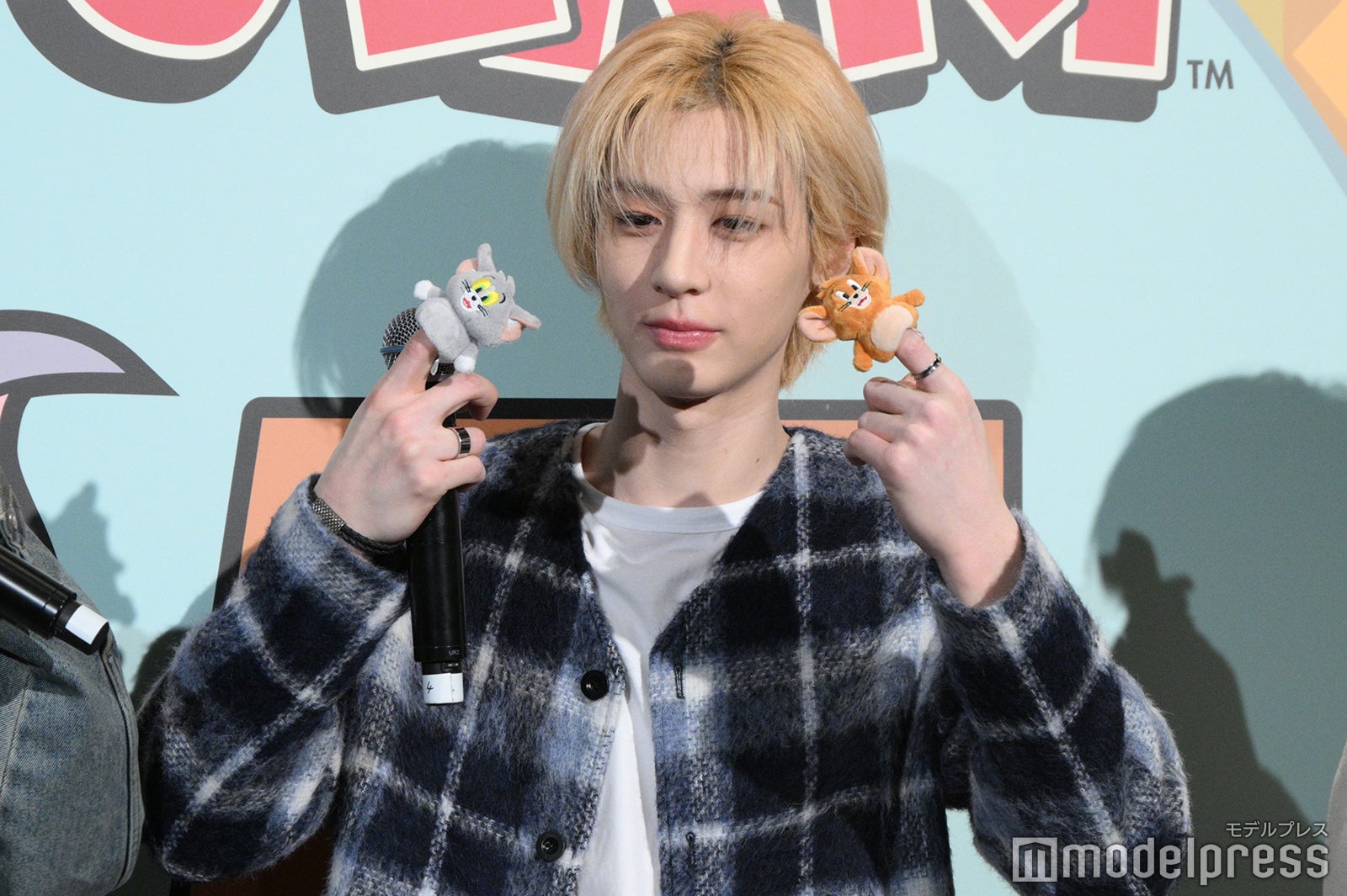 指人形を掲げるLEEHAN（イハン）（C）モデルプレス