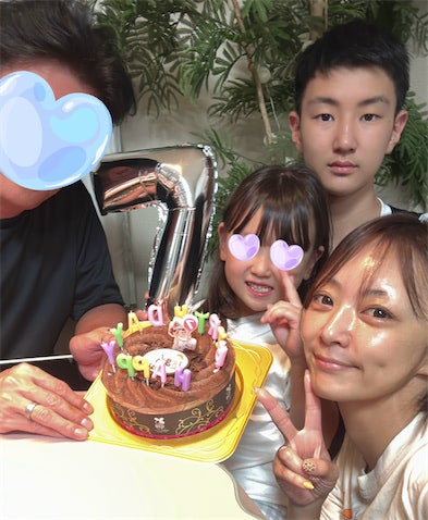 ものまねタレント・みかん、長女の7歳誕生日に"家族写真"を投稿「毎年写真を欠かさず撮ってます」