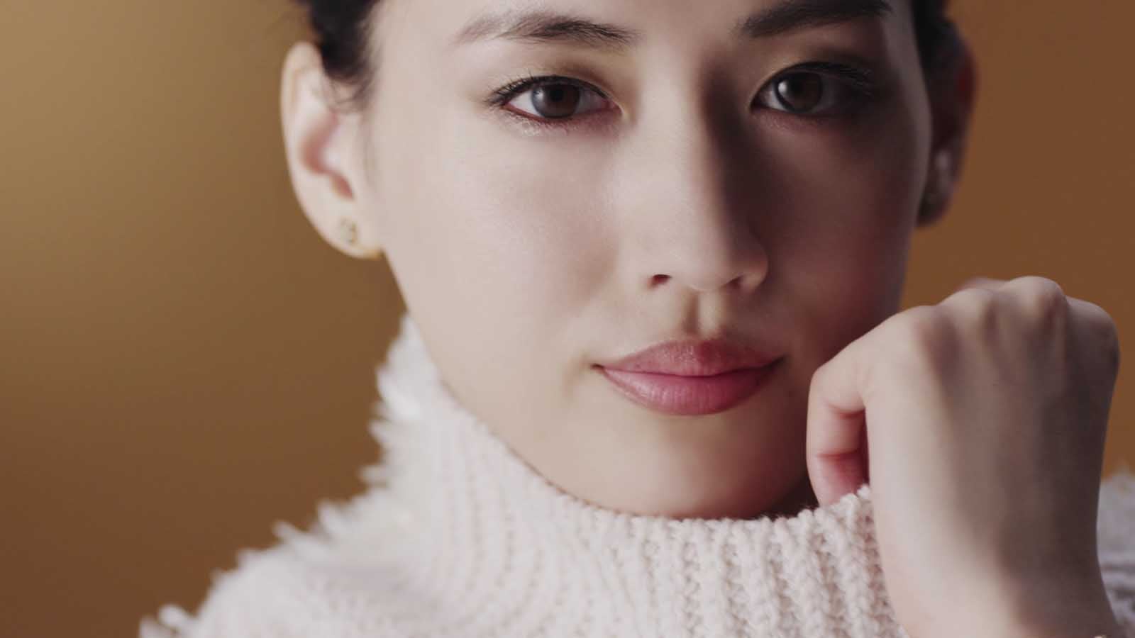 綾瀬はるか「背伸びして演じてみた」大人の色気漂う