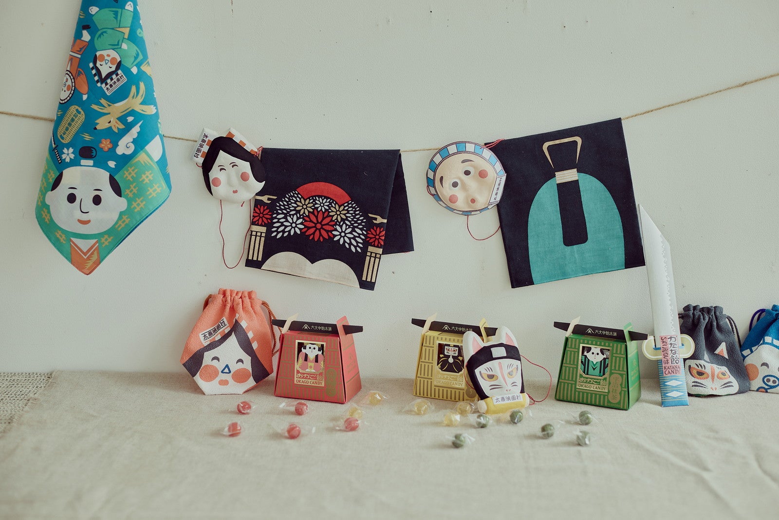 おかご飴（各味）900円、かたな飴800円、映画村時代劇なりきり手ぬぐい（各デザイン）1,600円他／提供画像