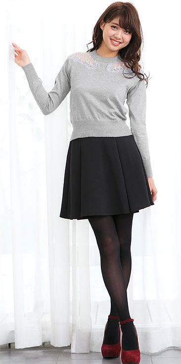 ショルダーチュールレースプチタートルハイゲージニットトップス「神戸レタス」2690円（税込）／画像提供：神戸レタス