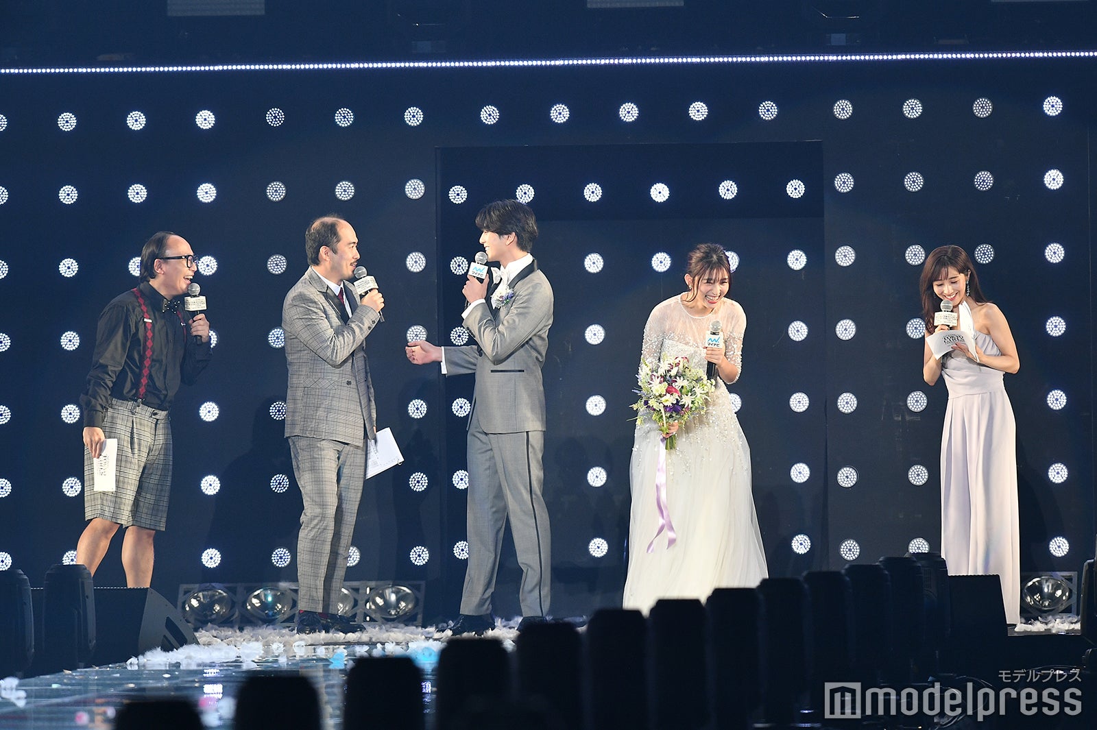 トレンディエンジェル（たかし、斎藤司）、新田真剣佑、吉川愛、田中みな実（C）モデルプレス