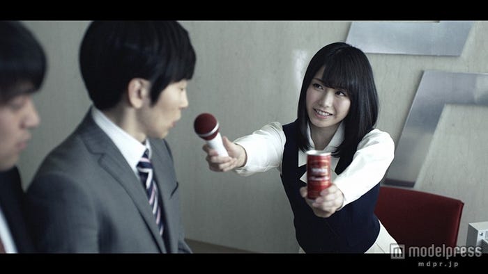 受付嬢に扮した横山由依/ワンダ モーニングショットの新TVCM「毎日朝専用」篇(金曜日)より