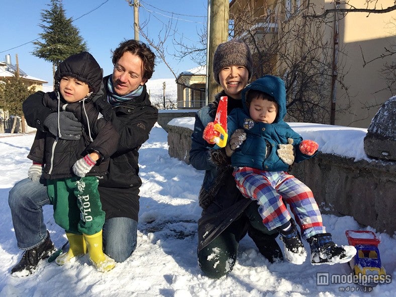 長男：エレンくん（5）、夫：ムラットさん（35）、妻：チエさん（36）、次男：カイラくん（2）／画像提供：毎日放送