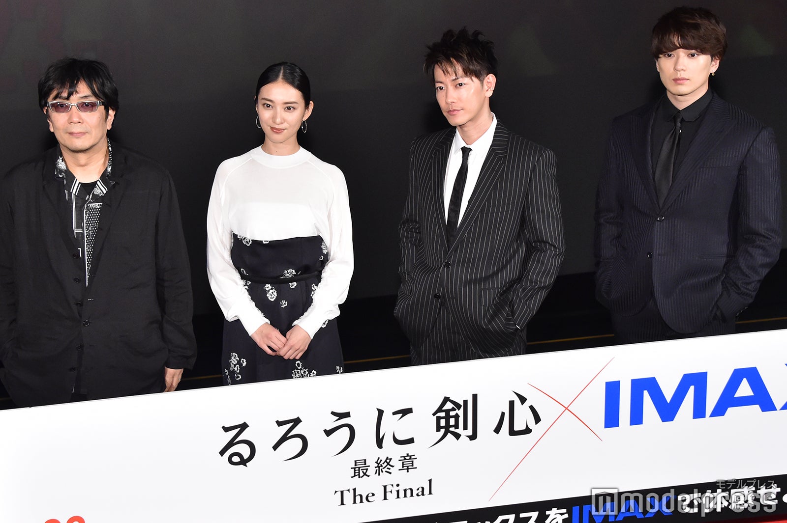 左から：大友啓史監督、武井咲、佐藤健、新田真剣佑 （C）モデルプレス