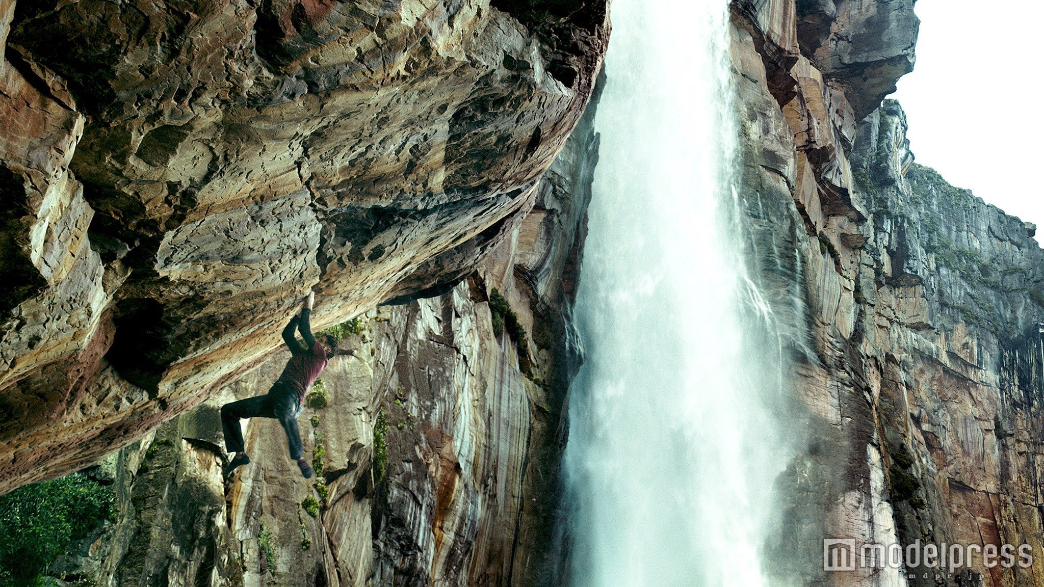 約1000メートルの絶壁を登る（C）2015 Warner Bros. Ent. （C）Alcon Entertainment, LLC. All Rights Reserved.