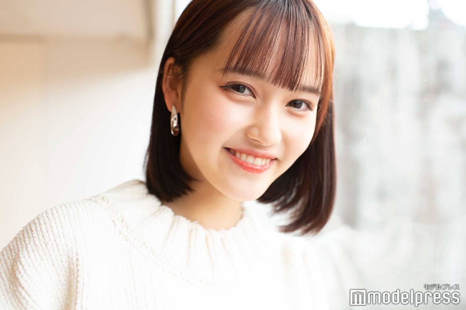 ソロショット撮影をけいしくんに見守られ「見ないで！」と照れる姿も／西綾乃 （C）モデルプレス