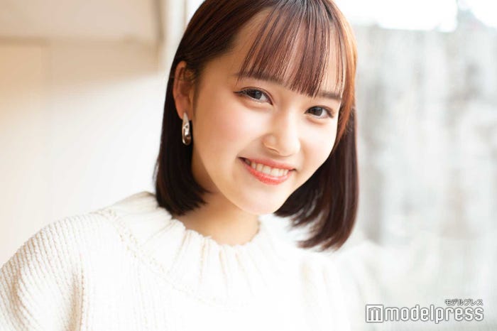 ソロショット撮影をけいしくんに見守られ「見ないで!」と照れる姿も/西綾乃 (C)モデルプレス