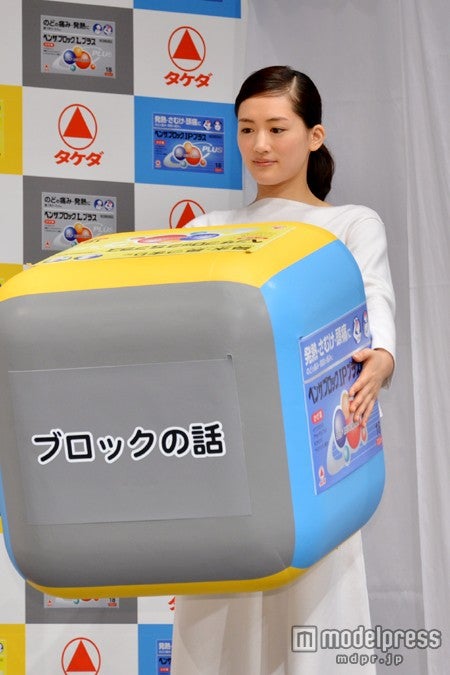 「ベンザブロックシリーズ」特大サイコロを抱える綾瀬はるか