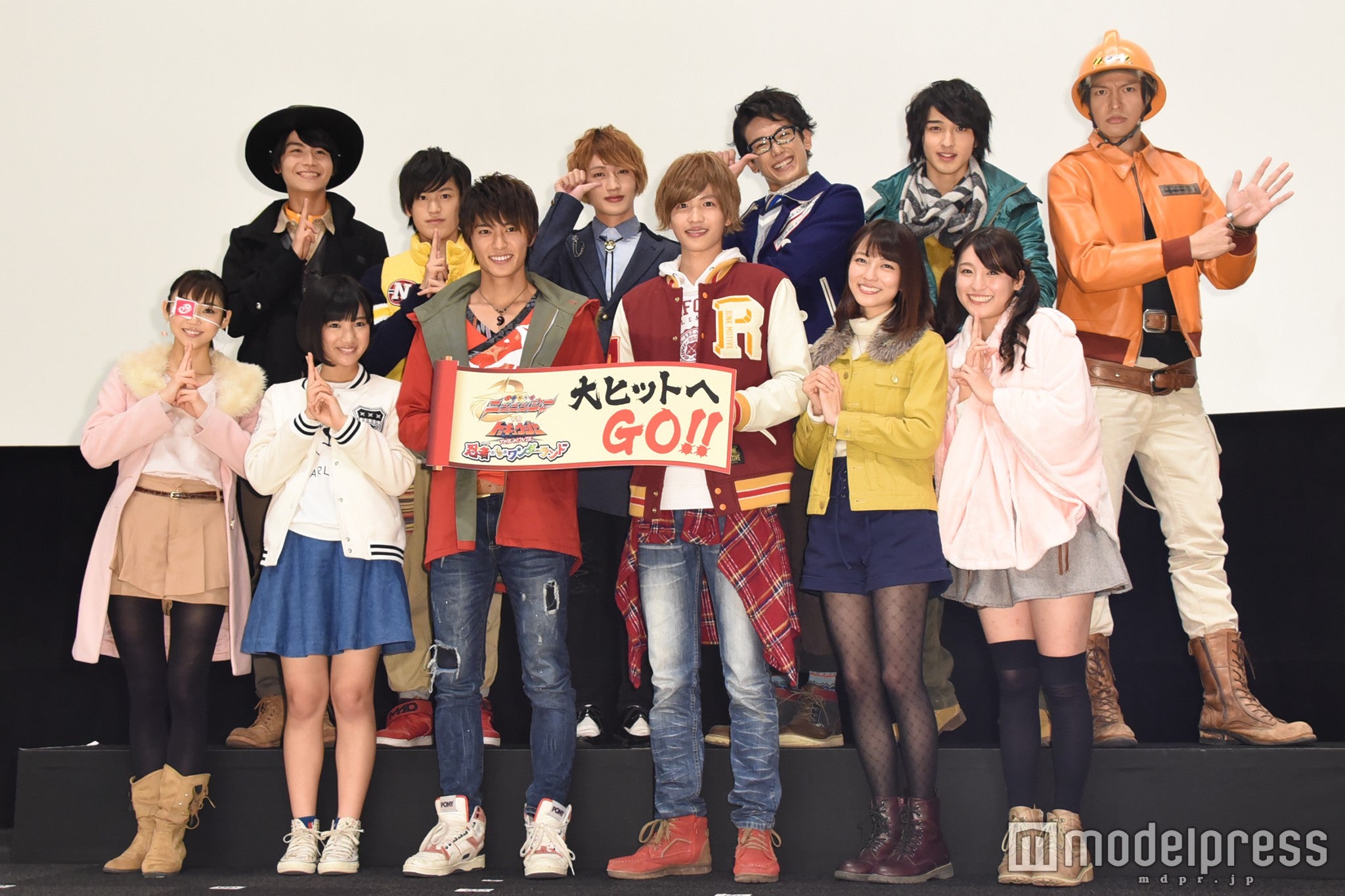 前列左から：山谷花純、矢野優花、西川俊介、志尊淳、小島梨里杏、森高愛／後列左から：多和田秀弥、中村嘉惟人、松本岳、平牧仁、横浜流星、長濱慎