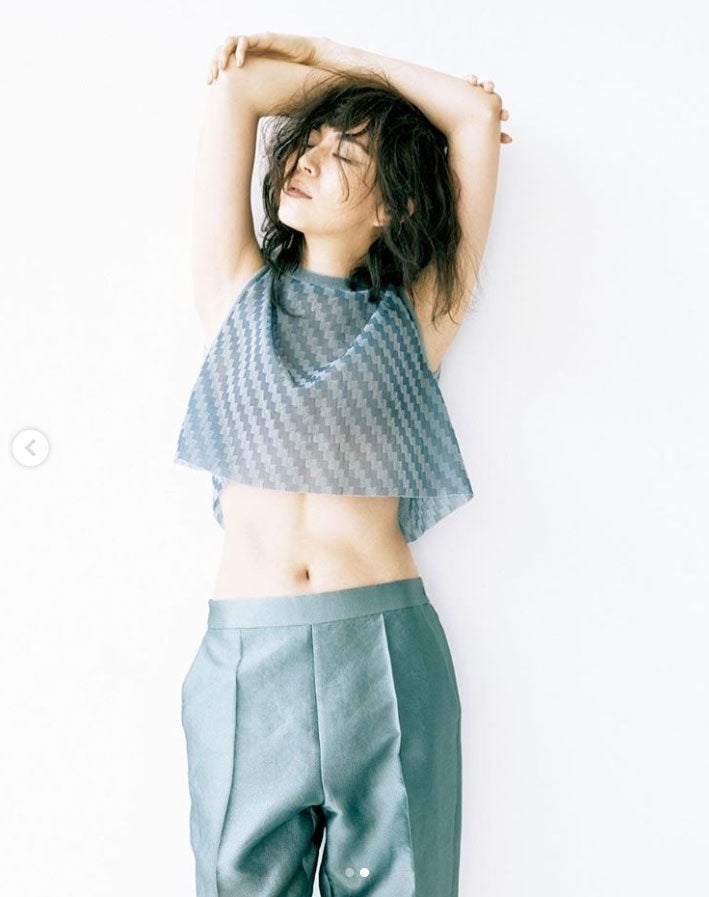 比嘉愛未、ほっそり美くびれ披露で絶賛の声　広瀬すず「お腹冷える」